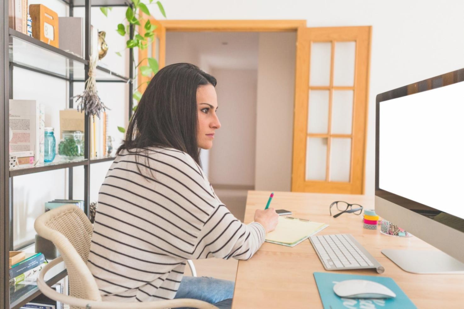 Sala de formação preparada para workshop de análise financeira