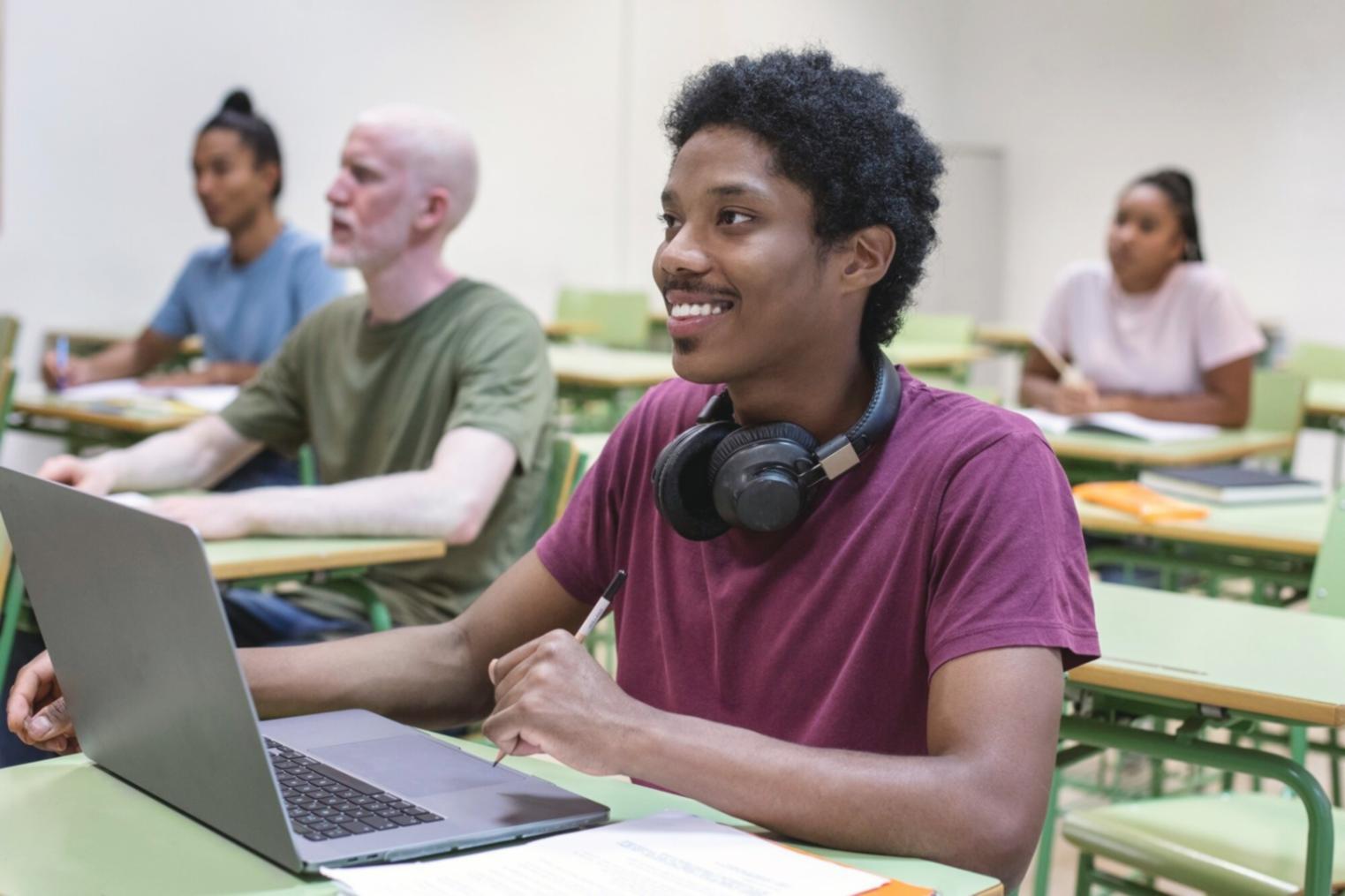 Escritório pexarilonva em Lisboa, ambiente de trabalho focado em análise financeira